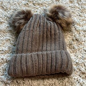 FUZZY POM-POM KNIT BEANIE HAT IN SMOKE